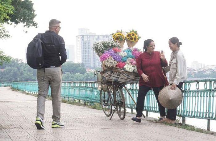 Họ rời đi, để lại nụ cười và cái vẫy tay chào