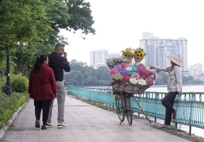 Mời khách Tây mua hoa