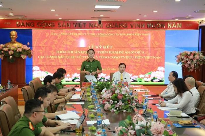 Đại tá Vũ Văn Tấn phát biểu tại lễ ký kết.