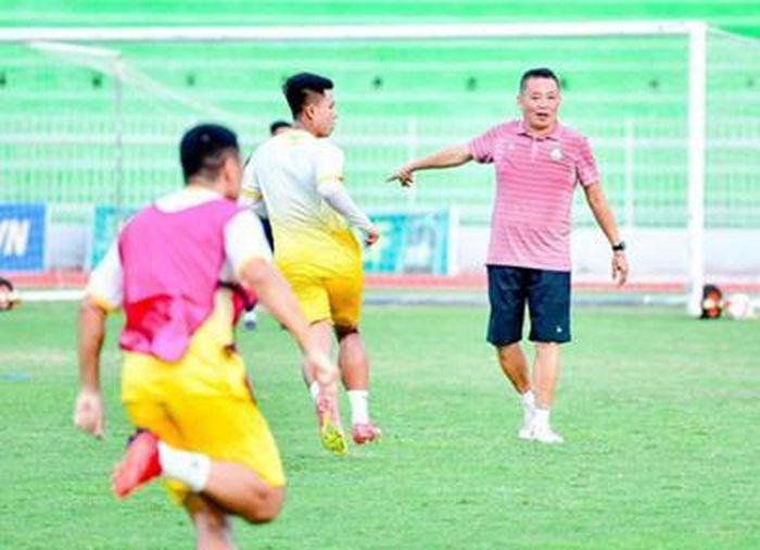 Huấn luyện viên Bùi Đoàn Quang Huy cùng các học trò đã sẵn sàng cho mùa giải mới 2023-2024. Ảnh: Quy Nhơn Bình Định FC