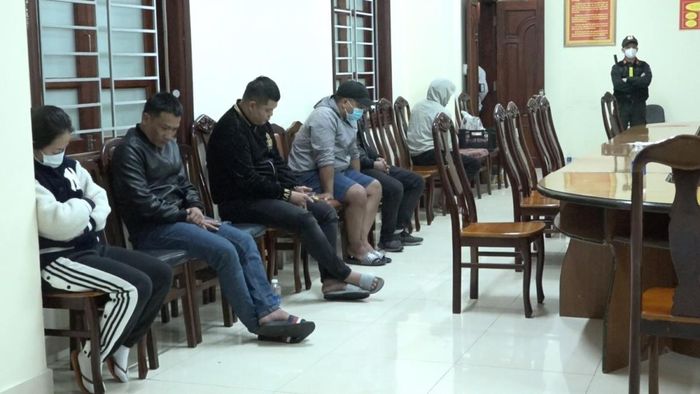 Các đối tượng đánh bạc bị bắt giữ.