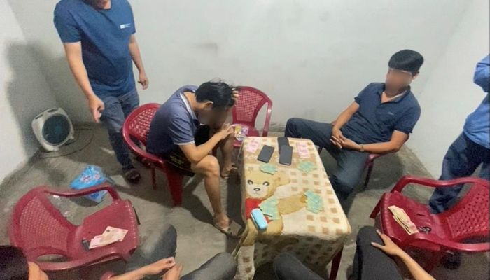 Các đối tượng đánh bạc bị bắt quả tang tại nhà ông H.