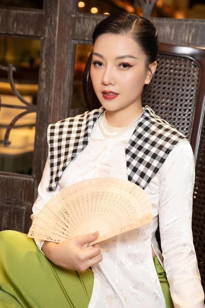 Băng Di là một ca sĩ/diễn viên thân thuộc của khán thính giả màn ảnh Việt. Thời gian gần đây, cô nàng để lại ấn tượng đậm sâu khi có màn hóa thân nhân vật phản diện - Tư Mắm trong tác phẩm điện ảnh vừa ra mắt của đạo diễn Nguyễn Quang Dũng. Không chỉ nhận được nhiều phản hồi tích cực về kỹ năng diễn xuất, người đẹp Sài thành còn thu hút công chúng bởi vẻ đẹp sắc sảo, mặn mà, đặc biệt là làn da bóng mịn trong từng thước phim.