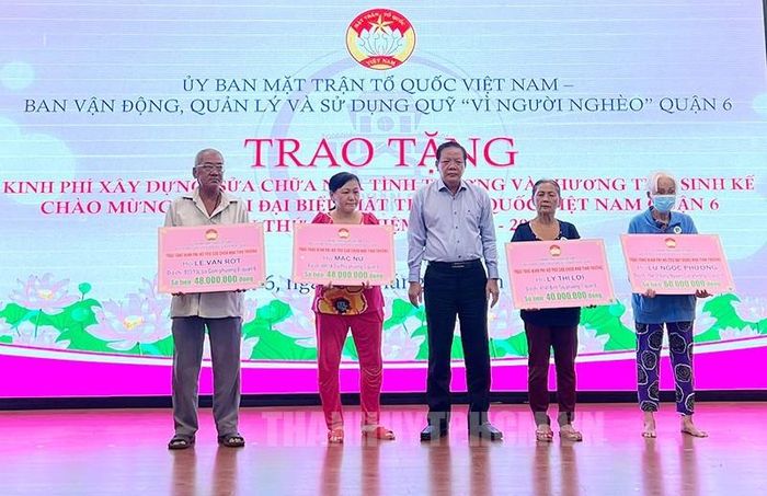 Quận 6 trao tặng kinh phí xây dựng, sửa chữa nhà tình thương cho hộ nghèo, hộ cận nghèo. (Ảnh: Thành ủy TPHCM)