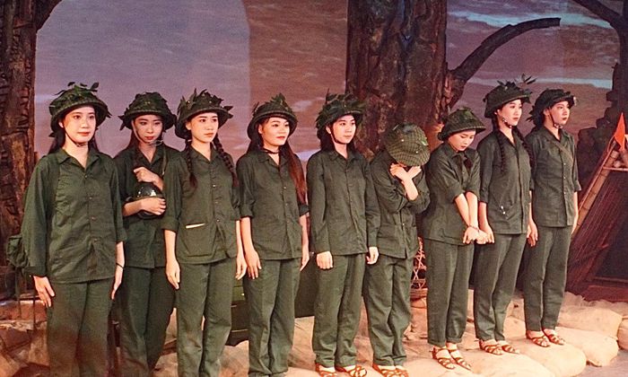 10 nữ diễn viên biểu diễn trong chương trình cũng là những gương mặt hoàn toàn mới, chưa có nhiều kinh nghiệm diễn xuất và ở độ tuổi từ 17-24 tuổi - đúng như độ tuổi của 10 cô gái Ngã ba Đồng Lộc. 