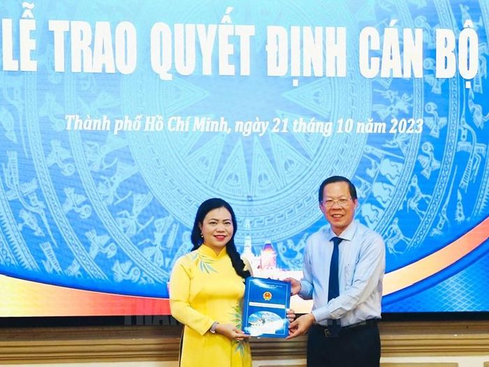 Chủ tịch UBND TP Phan Văn Mãi trao quyết định cho bà Vũ Thị Huỳnh Mai