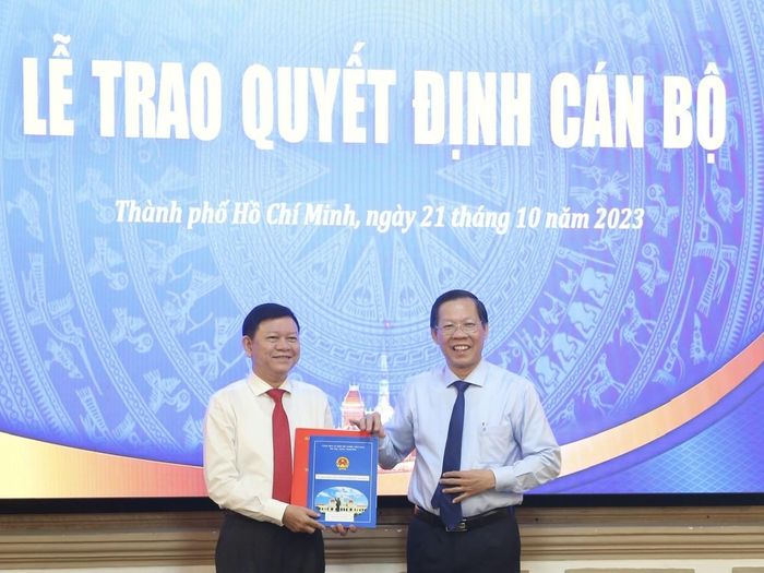 Ông Nguyễn Tăng Minh (bên trái ảnh) nhận quyết định giữ chức Phó Giám đốc Sở LĐ-TB&XH