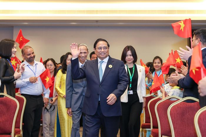 Thủ tướng Phạm Minh Chính gặp gỡ cán bộ, nhân viên Đại sứ quán và cộng đồng người Việt Nam tại Saudi Arabia. Ảnh: VGP