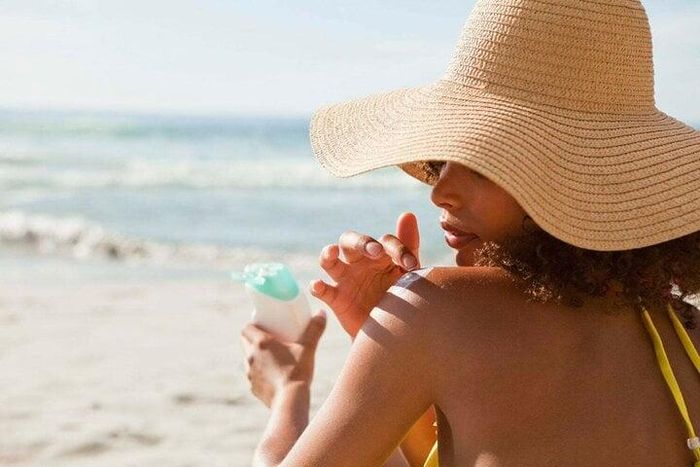 Thường xuyên bôi kem chống nắng để bảo vệ da tốt nhất (Ảnh: Journal)