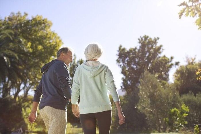 Thói quen đi dạo dưới ánh mặt trời buổi sáng có thể tăng tuổi thọ. (Ảnh: Verywell Health)