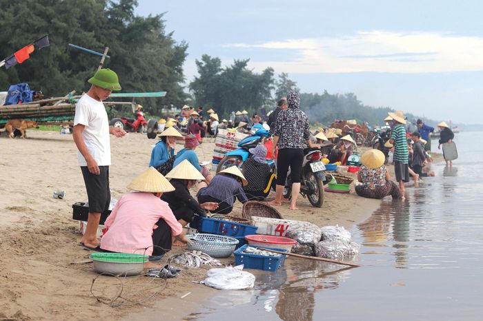 Chợ cá Quảng Nham tấp nập vào sáng sớm.