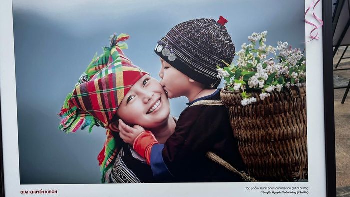 Hạnh phúc của mẹ sau giờ đi nương. Ảnh: Nguyễn Xuân Hồng.