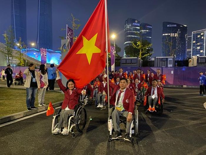 Đoàn Thể thao người khuyết tật Việt Nam tham gia diễu hành tại lễ khai mạc ASIAN Para Games Hàng Châu.Ảnh: Thái Dương