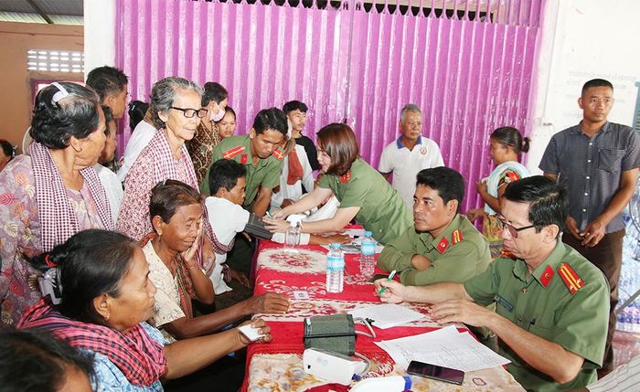 Các y, bác sỹ Công an tỉnh An Giang khám bệnh cho người dân Campuchia.