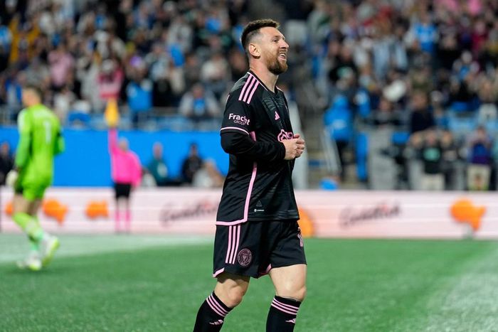 Messi đã đưa được bóng vào lưới chủ nhà nhưng không được công nhận vì việt vị