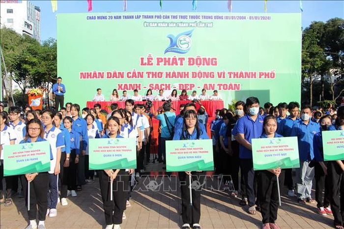 Ban tổ chức ra mắt các đội hình xung kích tình nguyện bảo vệ môi trường tại 9 quận, huyện.