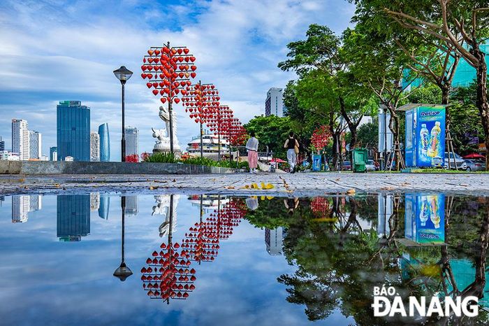 Bức tranh khung cảnh thanh bình tại cầu Tình yêu.