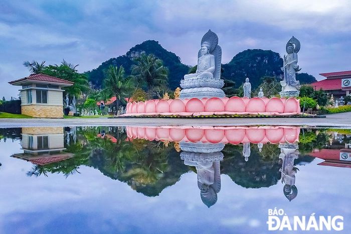 Tham quan những danh thắng cổ kính, cảm nhận sự trầm lắng, yên ả của thành phố những ngày cuối thu cũng là trải nghiệm thú vị cho du khách khi đến với Đà Nẵng.
