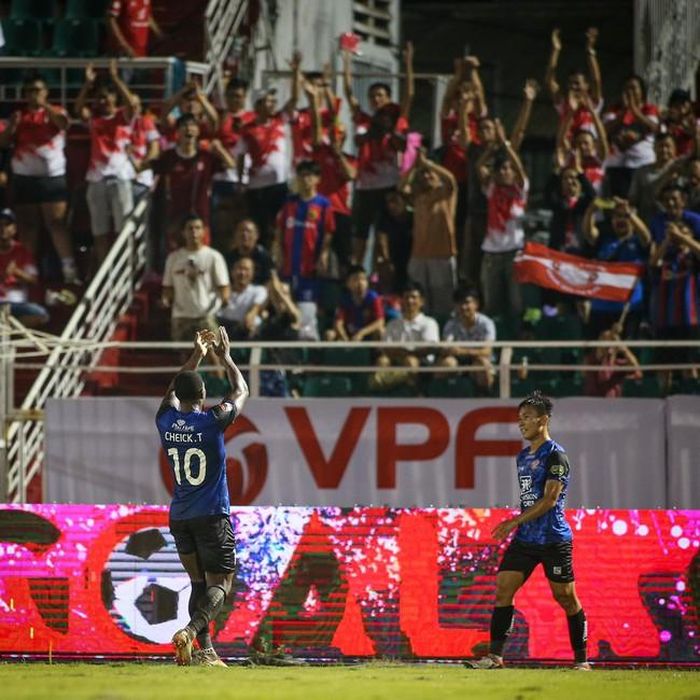 Timite ấn định thắng lợi 2-0 để giúp TPHCM vươn lên dẫn đầu bảng sau vòng 1. Ảnh: HCMC