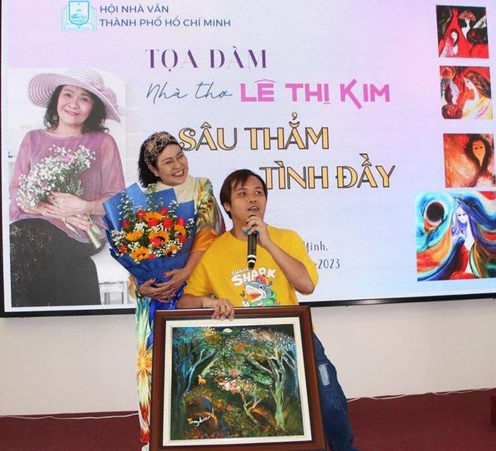 Nhà thơ Lê Thị Kim và con trai - họa sĩ Nguyễn Trọng Hiếu