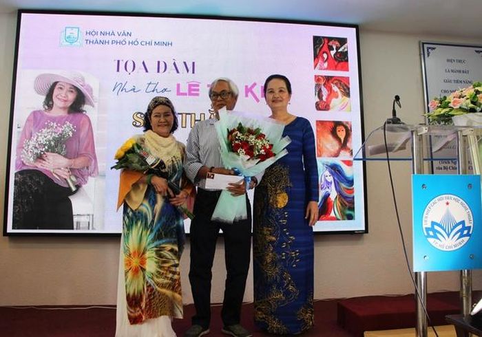 Nhà thơ Lê Thị Kim, nhà văn Nguyễn Đông Thức, nhà văn Bích Ngân (Chủ tịch Hội Nhà văn TP.HCM) tại buổi tọa đàm