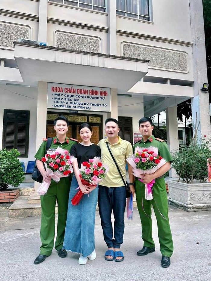 Diễn viên trẻ Lương Thanh chụp ảnh cùng đàn anh