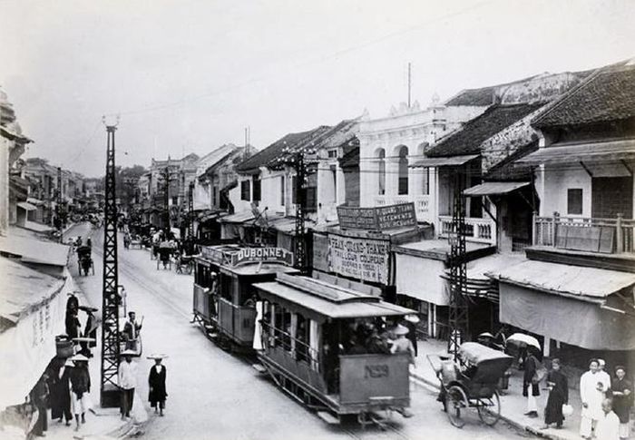 Tàu điện qua Hàng Ngang