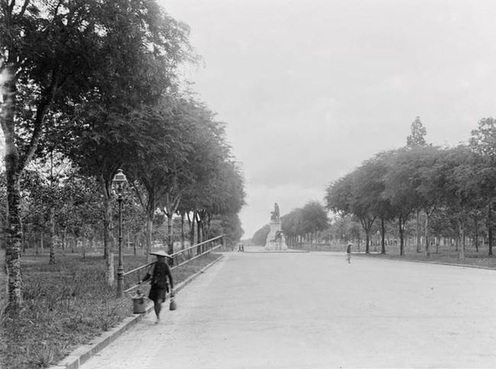 Phu vác thang đi thắp/tắt đèn trên đường phố Sài Gòn năm 1896