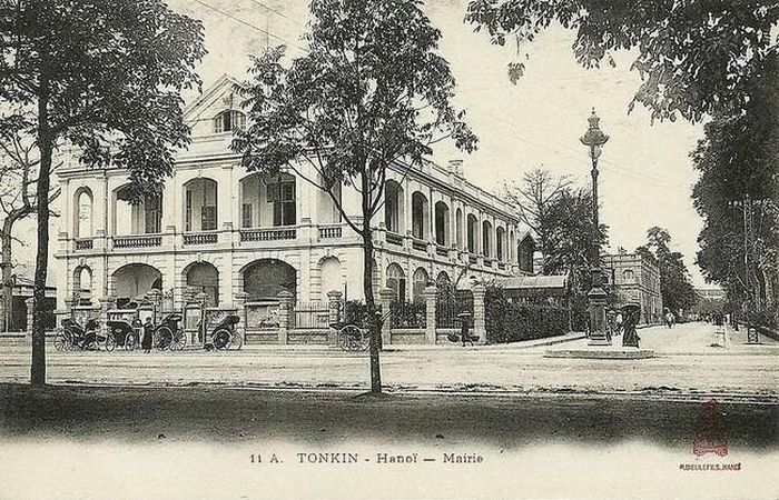 Đèn điện bên tòa thị chính Hà Nội