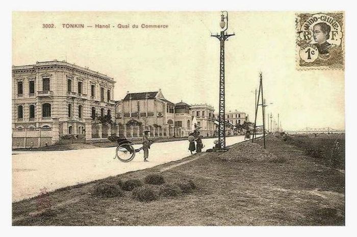 Thắp dọc bờ sông Hồng