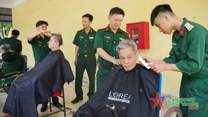 Cán bộ, chiến sĩ Cục Hậu cần Quân khu 4 cắt tóc cho thương binh tại Trung tâm Điều dưỡng thương binh tỉnh Nghệ An. Ảnh: LÊ HIẾU