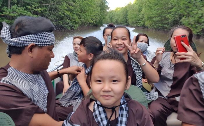Du khách tham quan Vườn quốc gia Mũi Cà Mau