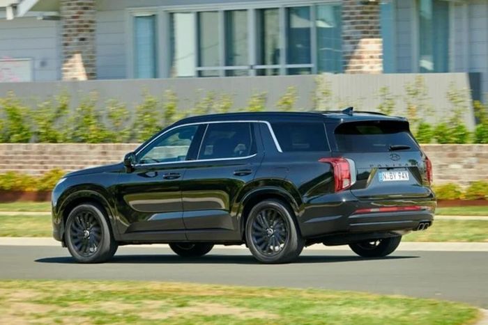 Giá xe Hyundai Palisade Calligraphy Black Ink 2024 bắt đầu ở mức 76.900 đô la Úc (1,2 tỷ đồng) cho bản động cơ xăng 3.8 lít và 80.900 đô la Úc (1,26 tỷ đồng) cho bản động cơ Diesel tăng áp 2,2 lít.