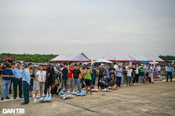 Hội viên của các CLB mô hình máy bay ngồi kín bên lề đường băng chiêm ngưỡng những màn biểu diễn điêu luyện, đẹp mắt của các "phi công". Anh Ngọc Hải (CLB Hàng không phía Nam - SBRC Biên Hòa) cho biết: "RC Biên Hòa có chừng 30 thành viên, CLB chúng tôi đến đây chủ yếu giao lưu cùng các CLB khác về nội dung biểu diễn. Bộ môn mô hình máy bay ai cũng có thể chơi, máy bay có nhiều phân khúc, từ 300 - 400 nghìn đồng tới hàng trăm triệu đồng. Tôi mong muốn phong trào ngày càng phát triển, nhiều người tham gia để cộng đồng thêm lớn mạnh".