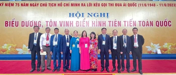PGS.TS Trần Thị Thu Hà (thứ 6 từ trái qua phải) tại Hội nghị biểu dương, tôn vinh điển hình tiên tiến toàn quốc năm 2023. Ảnh: NVCC