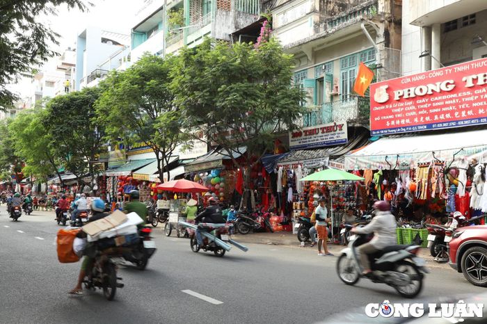 Các cửa hàng tràn ngập vật phẩm hóa trang, tạo hình nhân vật kinh dị