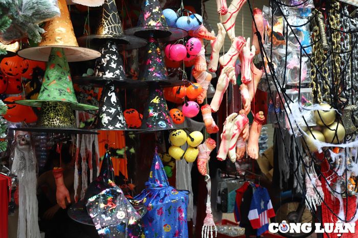 Các món đồ kinh dị trang trí vào dịp lễ được bày bán