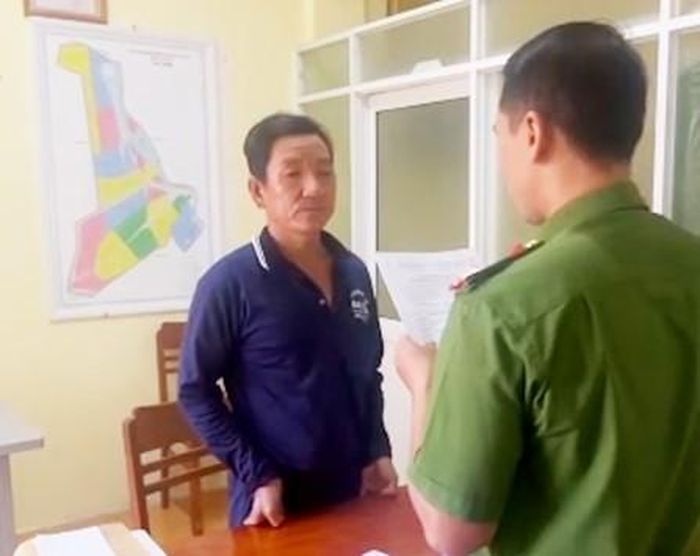 Bị can Trần Mộng Long đang nghe đọc các quyết định và lệnh