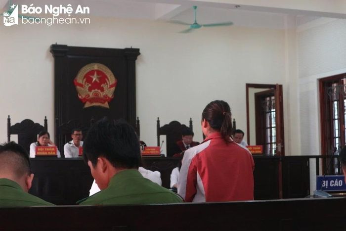  Bị hại đến tham dự tòa đã kể lại cuộc sống nơi xứ người. Ảnh: Trần Vũ 
