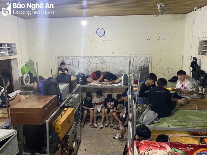 Cảnh chật chội trong phòng ký túc xá. Ảnh: Hà Hùng