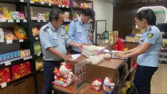 Lực lượng QLTT kiểm tra bên trong điểm kinh doanh bánh trung thu. Ảnh: QLTT
