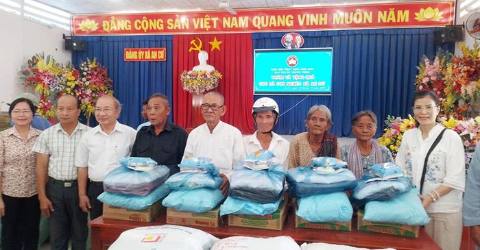Ban Trị sự Trung ương Phật giáo Hòa Hảo phối hợp UBMTTQVN TX. Tịnh Biên tổ chức trao tặng quà cho hộ nghèo ở xã An Cư