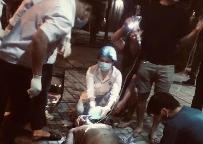 Nạn nhân H.V.N được các y bác sĩ cấp cứu nhưng đã không qua khỏi.