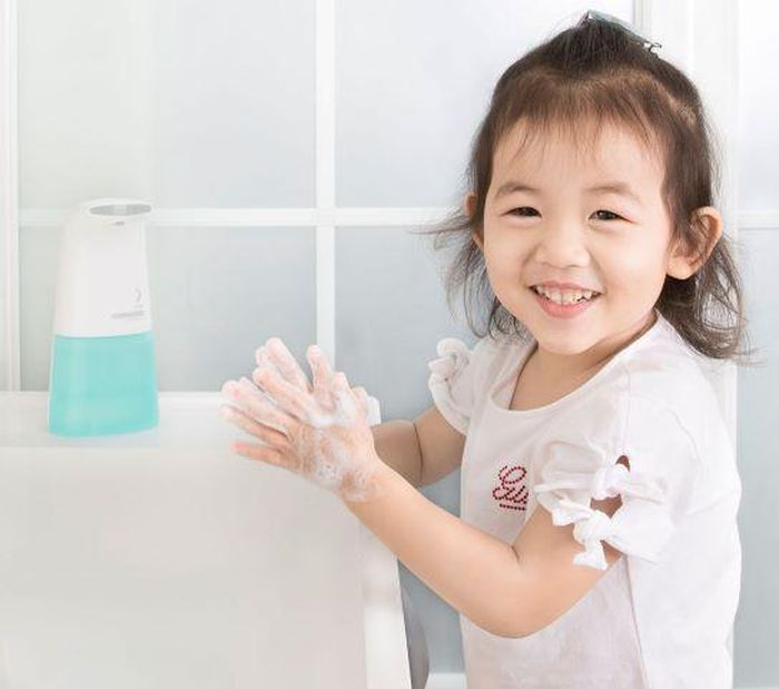 Rửa tay là một biện pháp phòng ho, sốt ở trẻ.