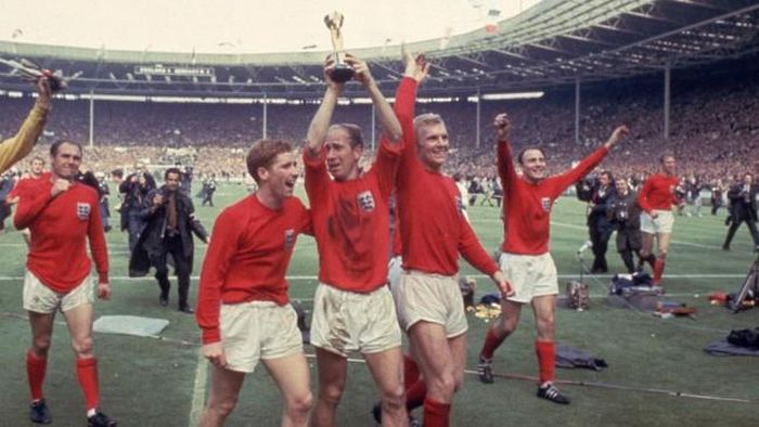 Bobby Charlton cùng đội tuyển Anh đoạt chức vô địch World Cup 1966