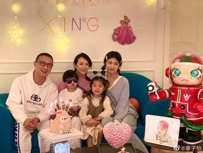 Chương Tử Di bên Uông Phong và 2 con cùng con riêng của chồng
