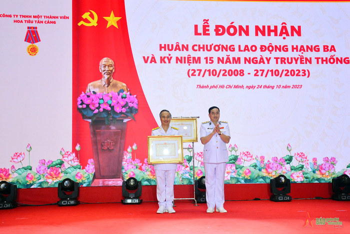 Công ty Hoa tiêu Tân Cảng đón nhận Bằng khen của Quân chủng Hải quân. 
