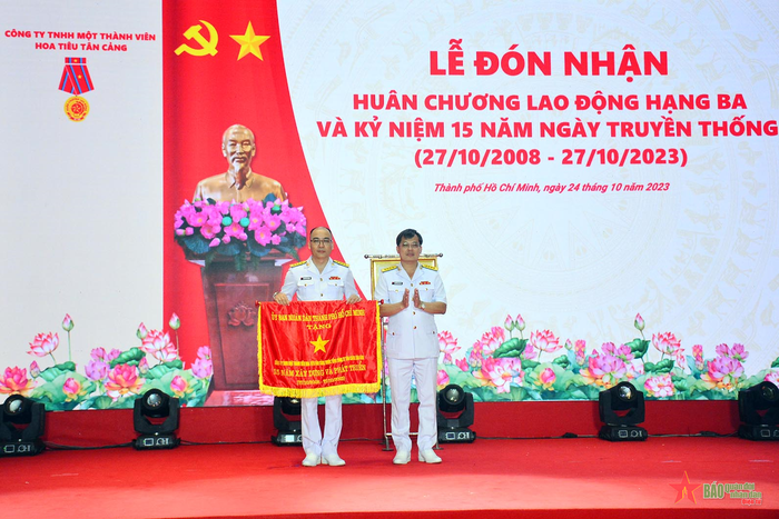 Công ty Hoa tiêu Tân Cảng đón nhận Cờ truyền thống của UBND TP Hồ Chí Minh. 