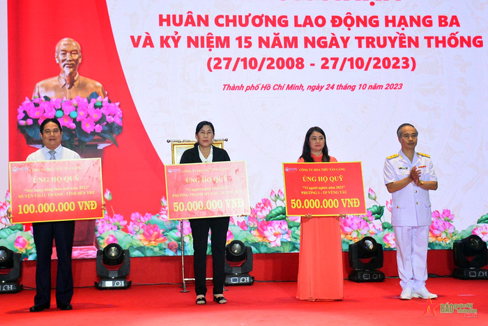 Công ty Hoa tiêu Tân Cảng trao kinh phí ủng hộ hoạt động xã hội các địa phương. 