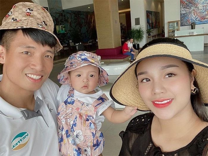 Thắc mắc của dân mạng bắt nguồn từ việc Khánh Linh đã từng đăng bài tiêu cực về người chồng là tuyển thủ nổi tiếng. Rồi sau đó, như công thức chung, cô nàng cho biết cô bị hack nick nên mới có bài đăng tố chồng tệ bạc.